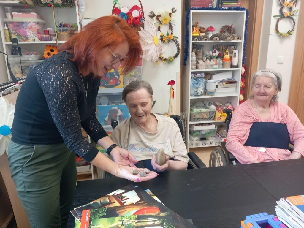 dwie osoby podczas zajęć bibliotecznych