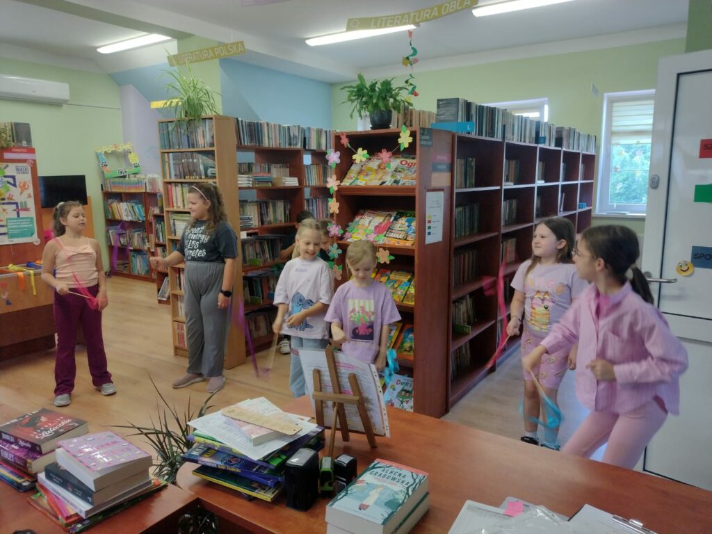 dzieci w bibliotece