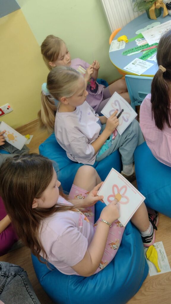 dzieci w bibliotece