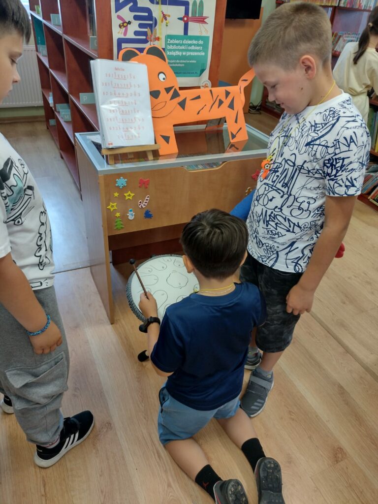 dzieci w bibliotece