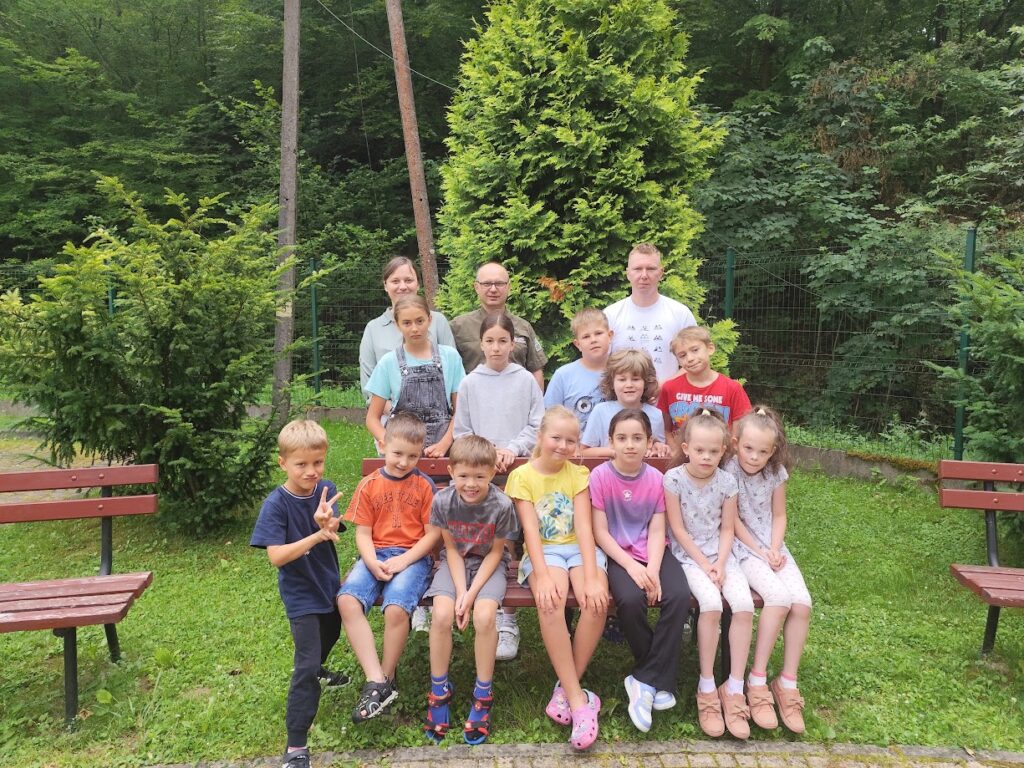 grupowe zdjęcie dzieci w plenerze