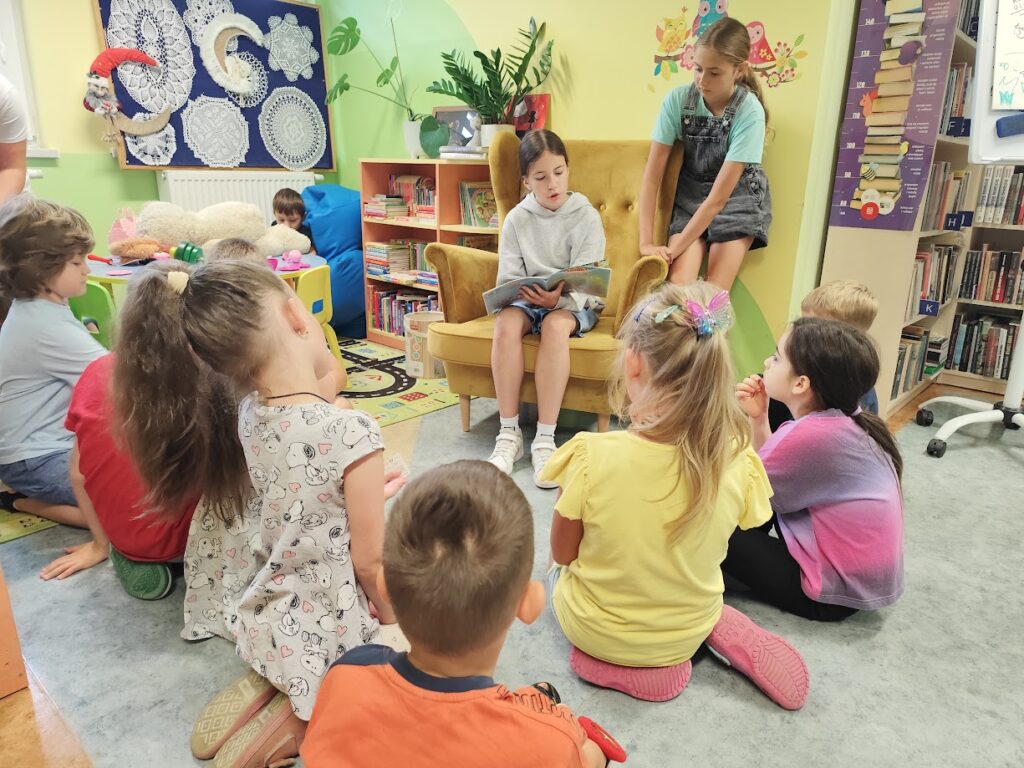 grupa dzieci w bibliotece