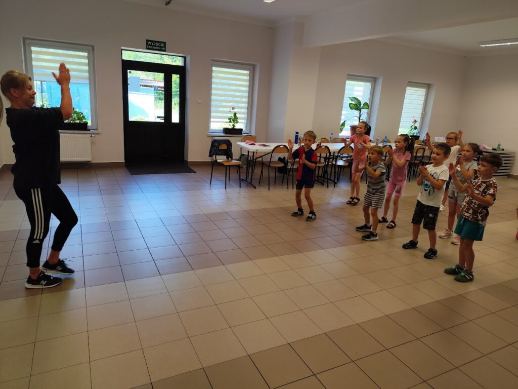 dzieci podczas zajęć w bibliotece