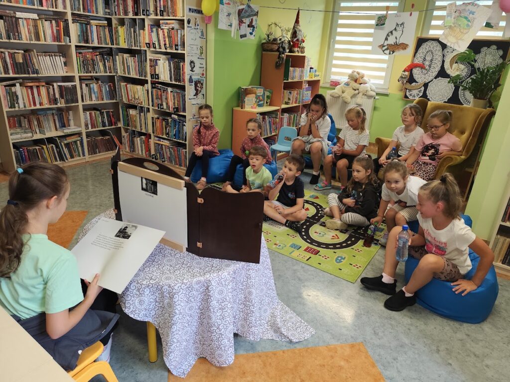 dzieci podczas zajęć w bibliotece