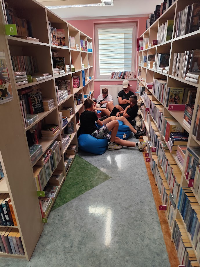 grupa osób w bibliotece