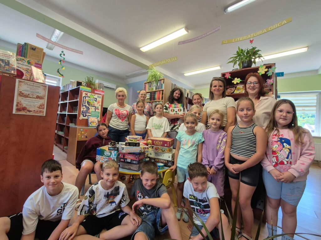 grupa osób w bibliotece