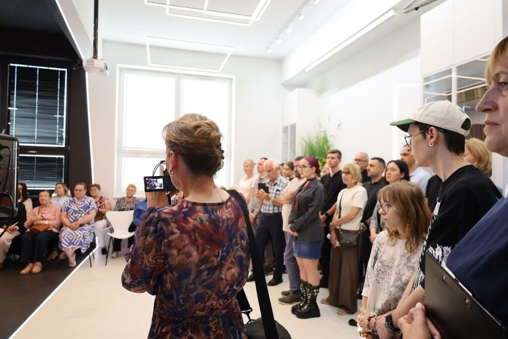duża grupa w bibliotece
