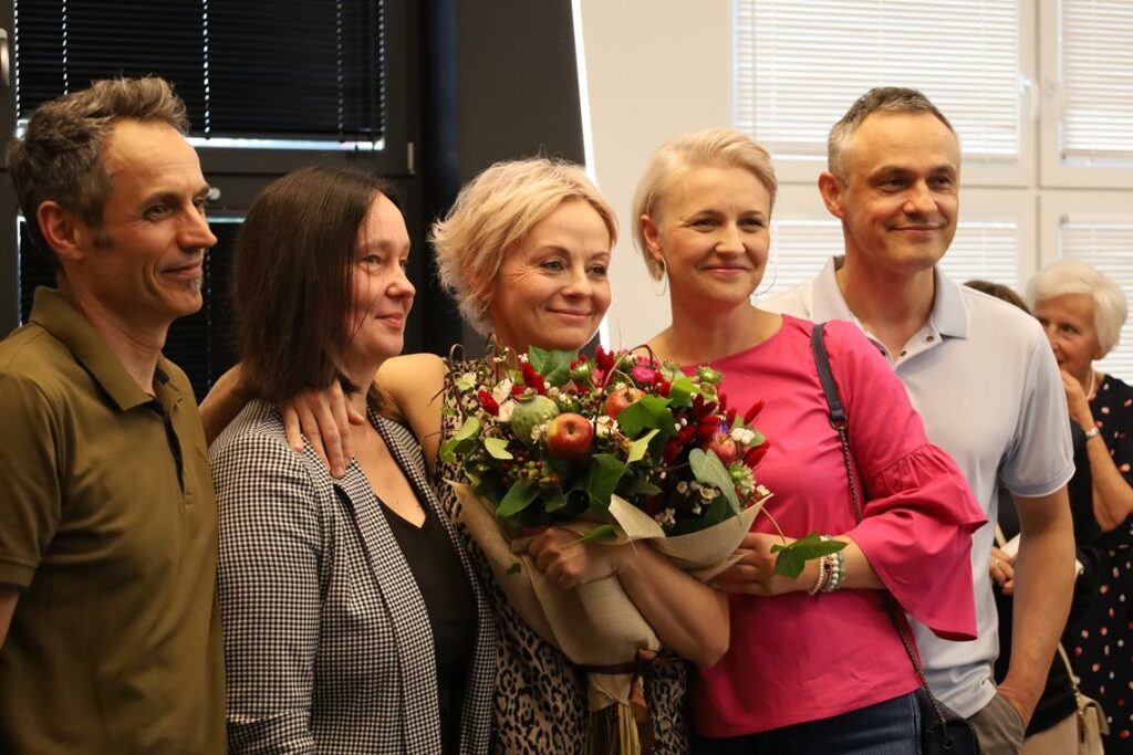 Urszula Wantuch z przyjaciółmi i bukietem kwiatów.