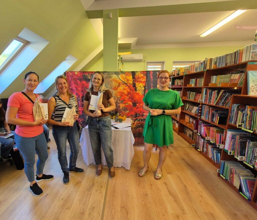 kilka osób w bibliotece podczas rozdania nagród w konkursie