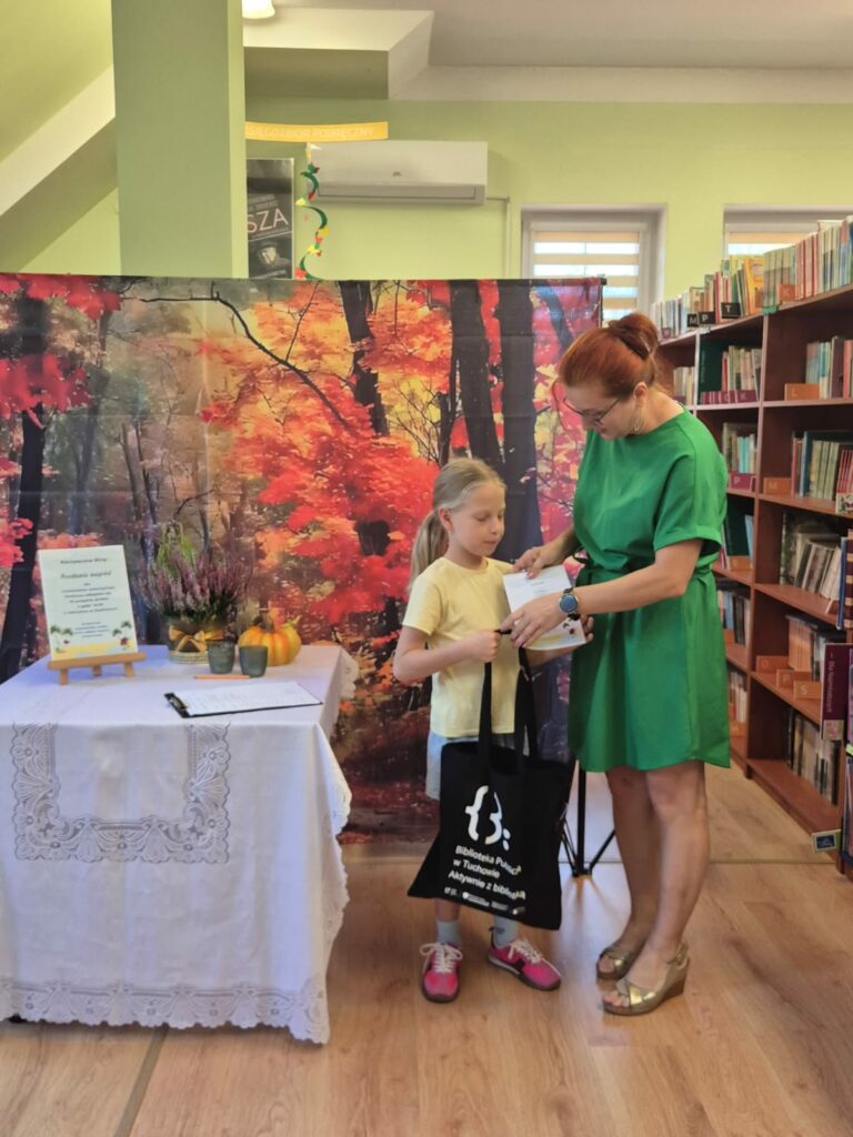 dwie osoby w bibliotece