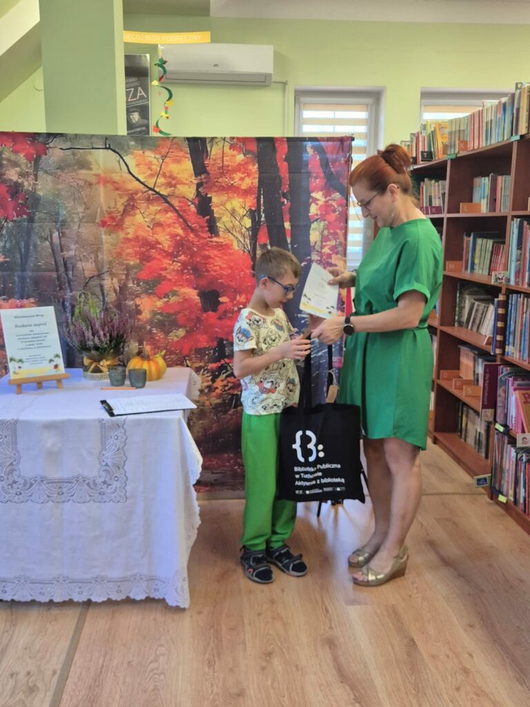 dwie osoby w bibliotece