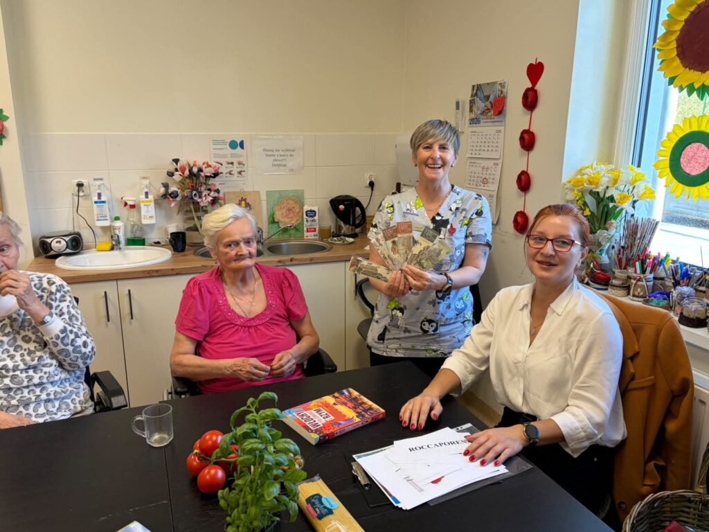 seniorzy podczas warsztatów z bibliotekarką