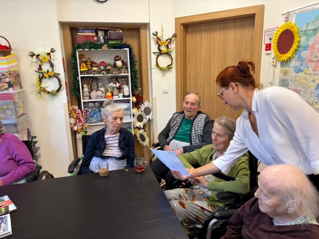 seniorzy podczas warsztatów z bibliotekarką