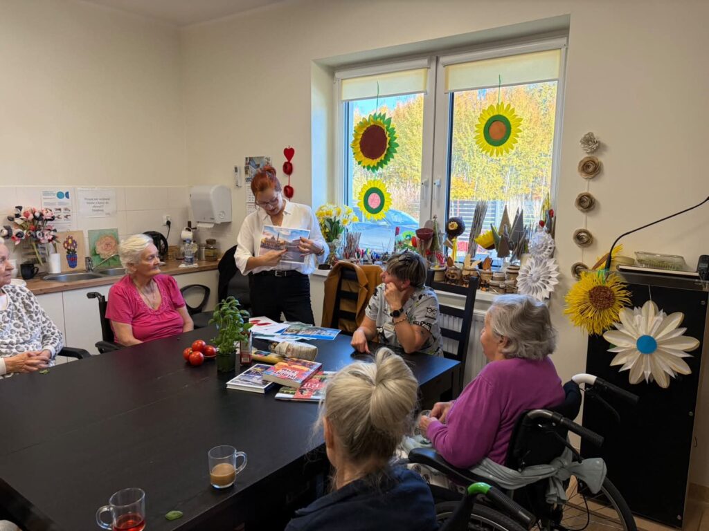 seniorzy podczas warsztatów z bibliotekarką