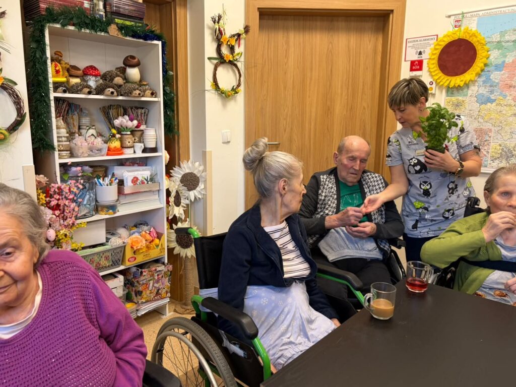 seniorzy podczas warsztatów z bibliotekarką