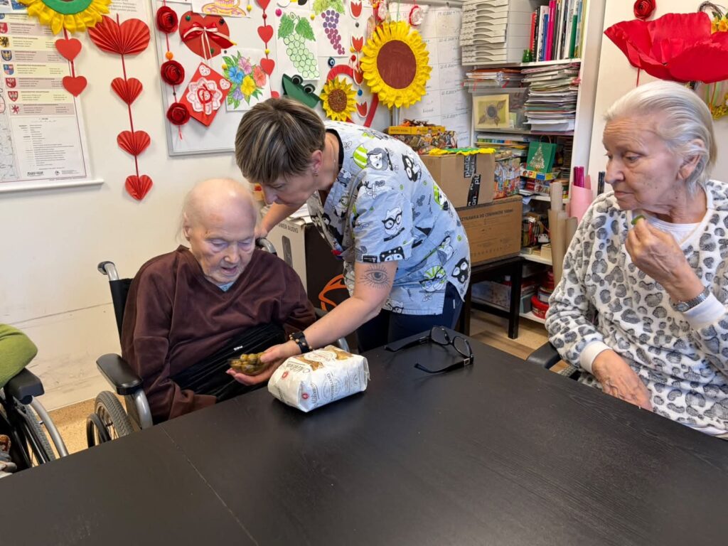 seniorzy podczas warsztatów z bibliotekarką
