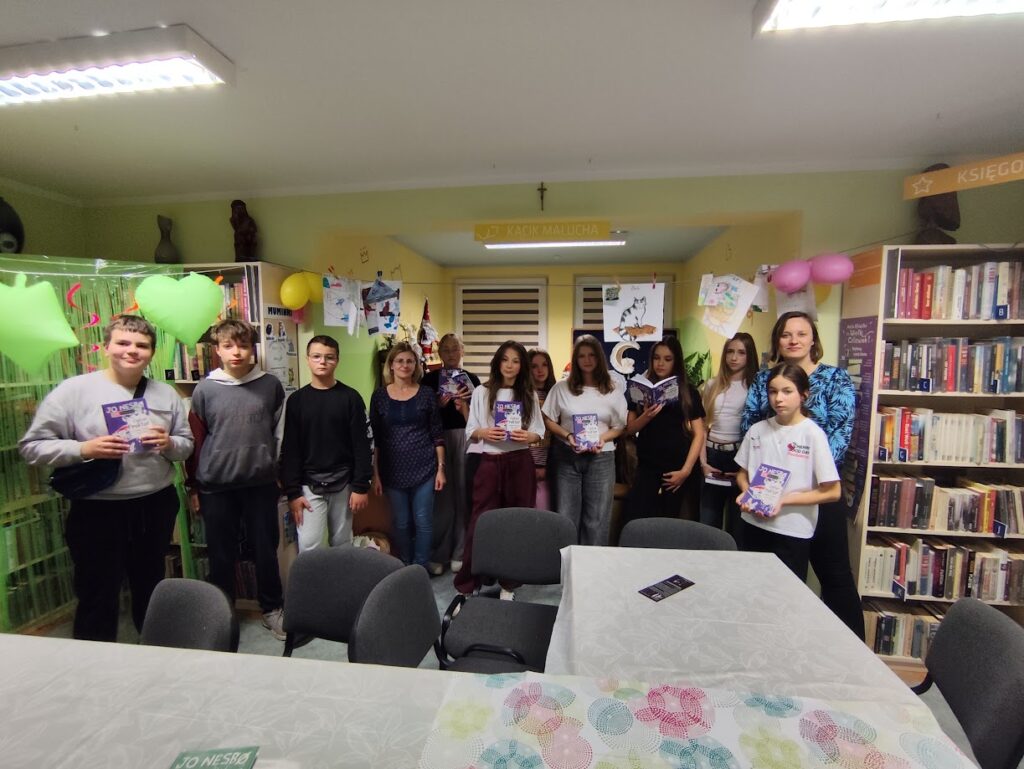 grupa osób w bibliotece pozujących do zdjęcia 