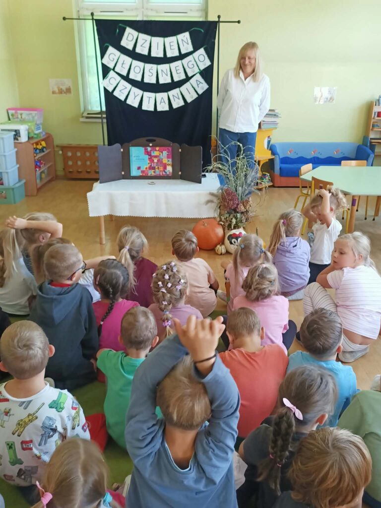 grupa dzieci w przedszkolu
