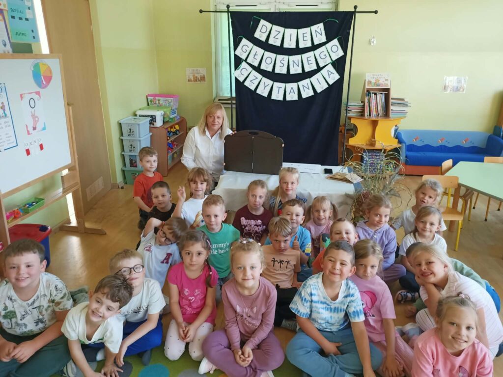 grupa dzieci w przedszkolu