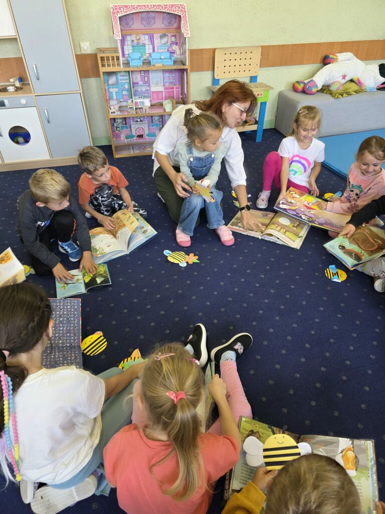 dzieci czytają książki
