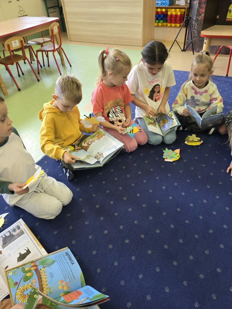 dzieci czytają ksiazki