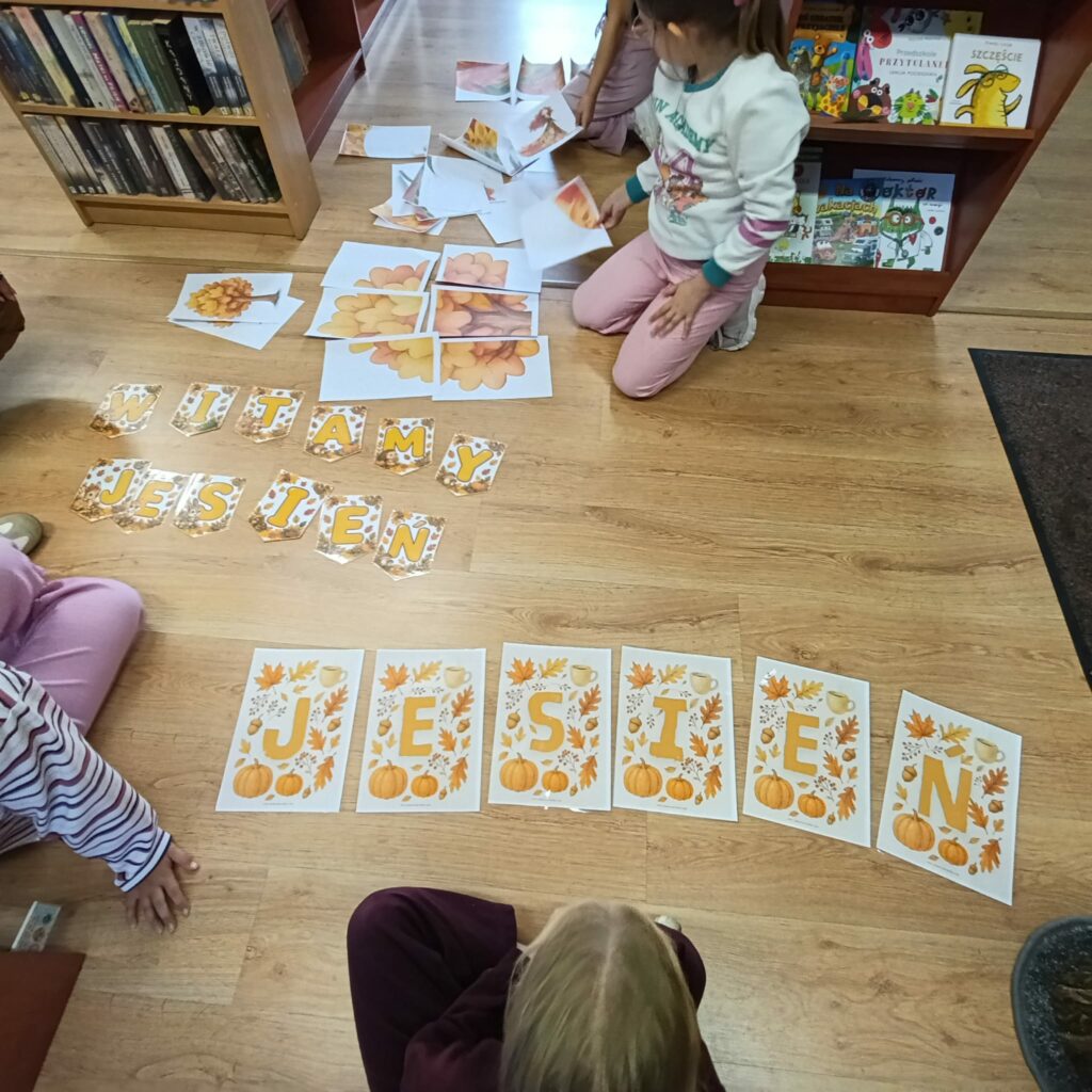 dzieci podczas zajęć plastycznych w bibliotece