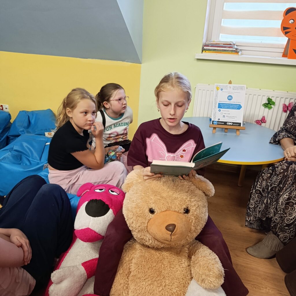 dziewczynka czyta głośno