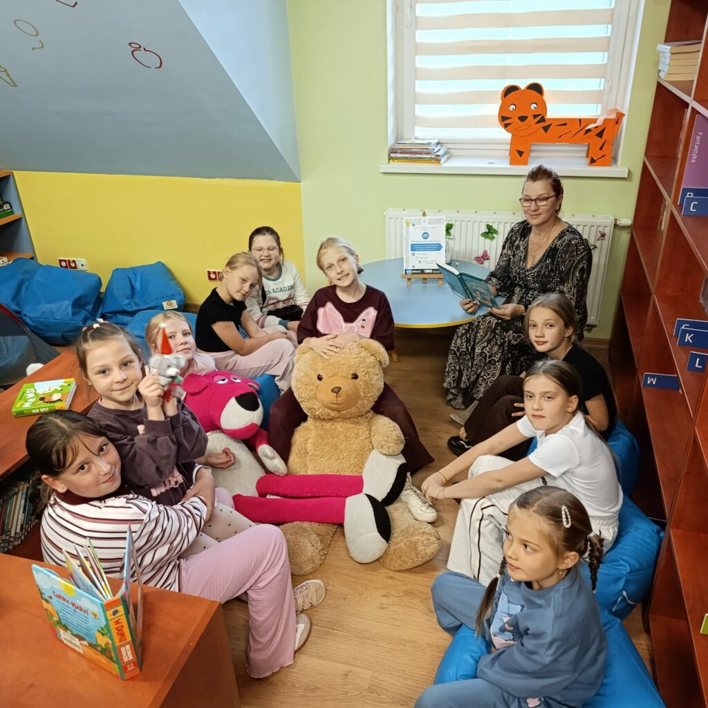 grupa osób w bibliotece