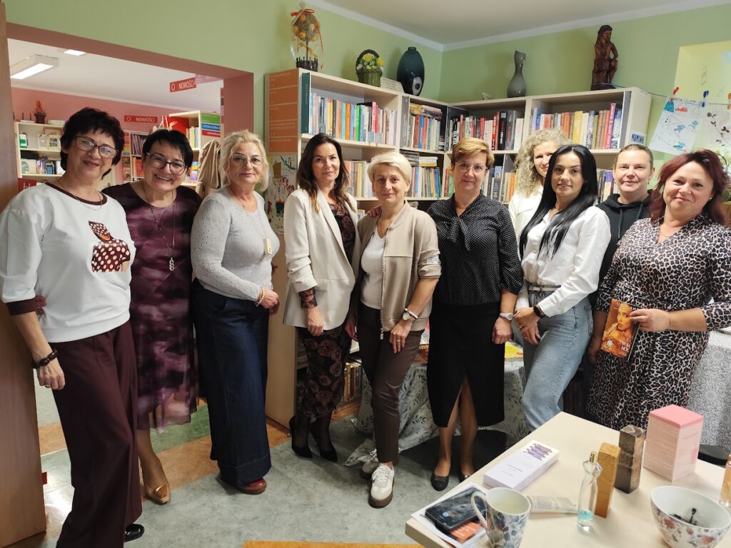 kilka kobiet w bibliotece