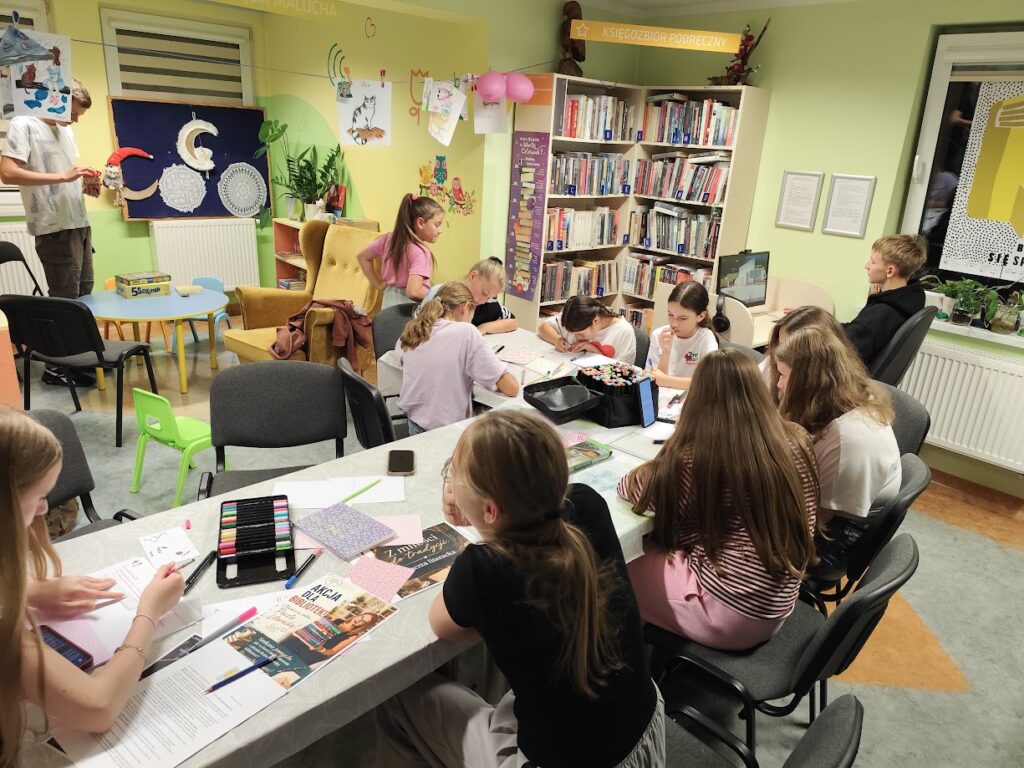 grupa osób podczas zajęć plastycznych w bibliotece