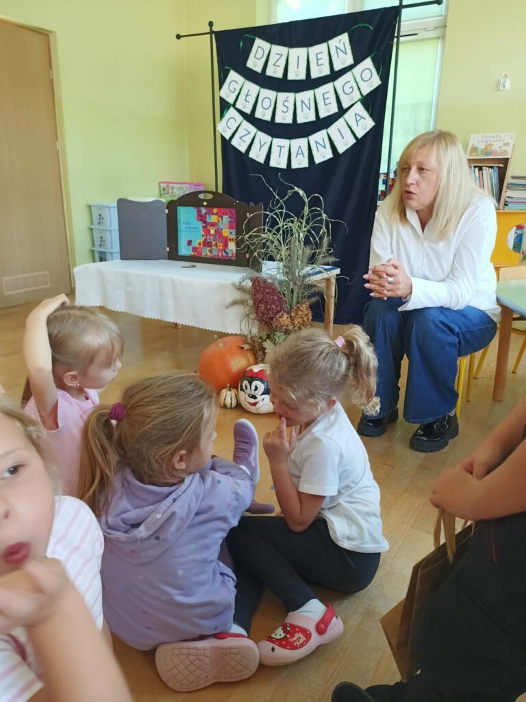 grupa dzieci w przedszkolu